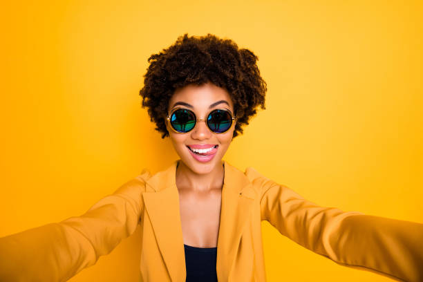 feche acima da foto da menina funky engraçada faça o selfie lamber seus bordos têm o desgaste do tempo de lazer da viagem - elegance yellow glasses eyewear - fotografias e filmes do acervo