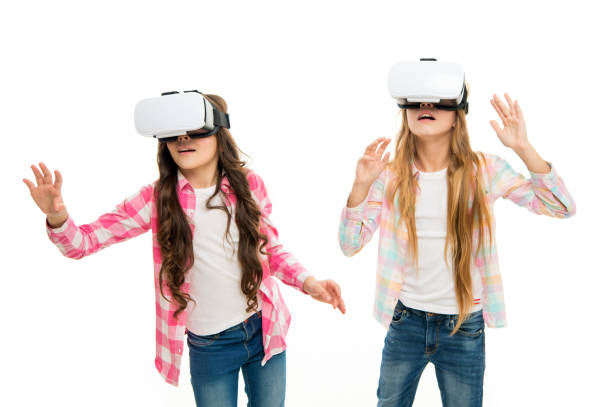 zukunftstechnologie. mädchen interagieren cyber-realität. spielen sie cyber-spiel und studieren. moderne bildung. alternative bildungstechnologien. virtuelle bildung. kinder tragen hmd erkunden virtuelle oder augmented reality - head mounted display stock-fotos und bilder