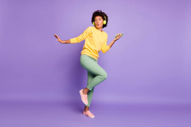 Full length body size view of nice attractive charming dreamy funky, funny cheerful wavy-haired girl listening soul dancing having fun isolated over violet purple lilac pastel color background vista de tamaño del cuerpo de longitud completa de agradable atractivo encantador sueño divertido divertido alegre chica de pelo ondulado escuchando baile de alma divirtiéndose aislado sobre violeta púrpura lila pastel color fondo de fondo