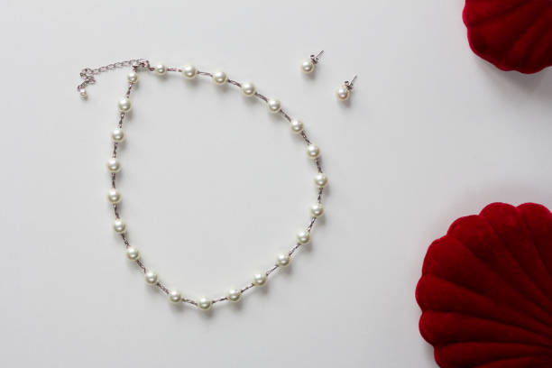 collar de perlas artificiales de mallorca y pendientes y cajas rojas sobre fondo blanco - pearl necklace earring jewelry fotografías e imágenes de stock