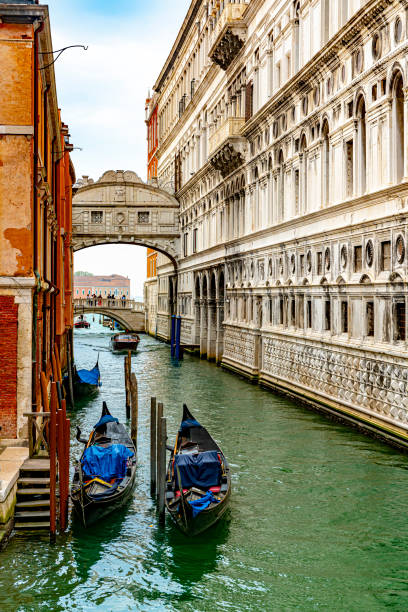 widok na most westchnień na kanale w wenecji - venice italy italy arch bridge nautical vessel zdjęcia i obrazy z banku zdjęć