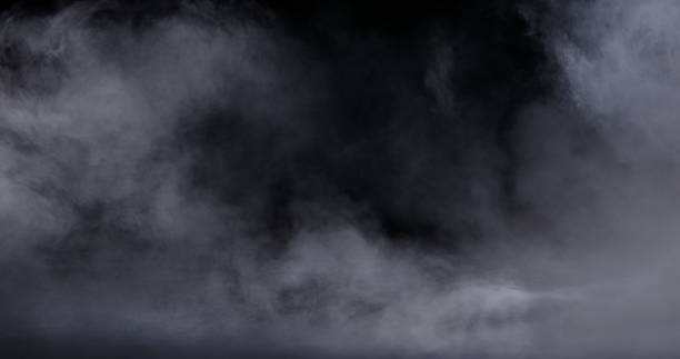 nebbia realistica di nuvole di fumo di ghiaccio secco - smoke foto e immagini stock