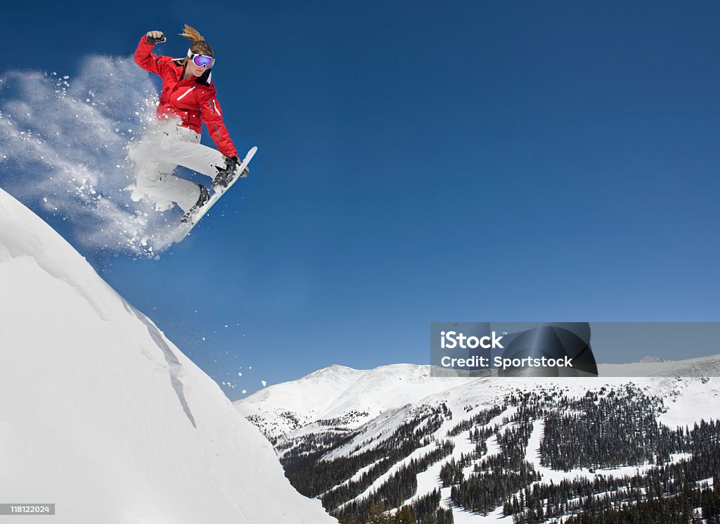 Weibliche die Extreme Snowboard Jump - Lizenzfrei Snowboardfahren Stock-Foto