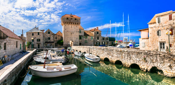 viaggi e punti di riferimento della croazia. kastel gomilica - antico villaggio di pescatori medievale, popolare attrazione turistica vicino a spalato. damazia - traù foto e immagini stock