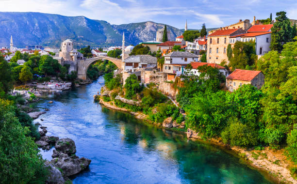 mostar - ikonische altstadt mit berühmter brücke in bosnien und herzegowina. beliebtes touristenziel - mostar stock-fotos und bilder