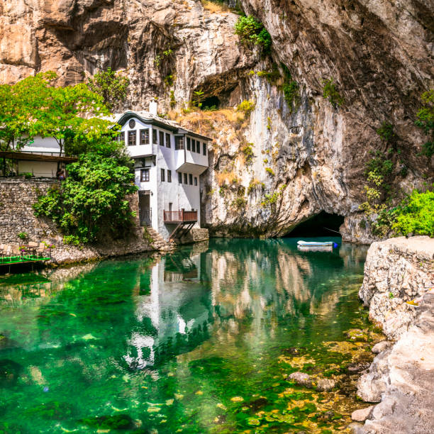 blagaj tekija: schönes kloster unter einer klippe. wahrzeichen von bosnien und herzegowina - bosnien und herzegowina stock-fotos und bilder