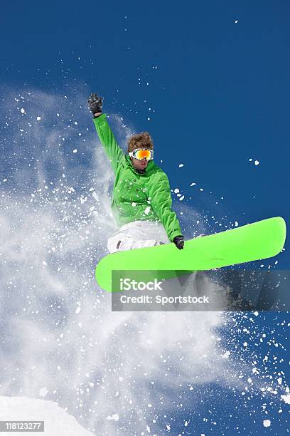 Snowboarder Al Salto In Condizioni Afferrare Scheda - Fotografie stock e altre immagini di Saltare