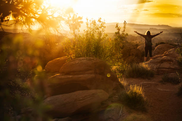 女性はキャニオンランズ、モアブの近くの自然を楽しんでいます - arches national park 写真 ストックフォトと画像