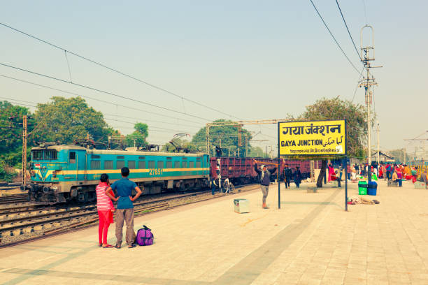 persone in attesa di treno sulla banchina della stazione "gaya junction" - railroad junction foto e immagini stock