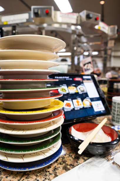 寿司屋の色板の積み重ね - 回転寿司 ストックフォトと画像