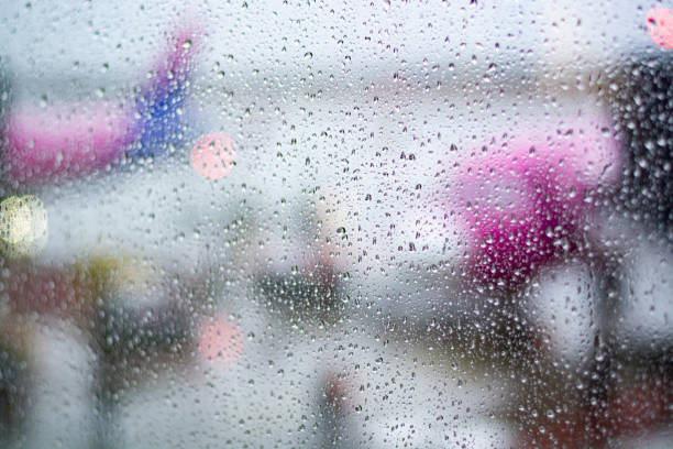 curso no fundo do conceito das condições meteorológicas más com gotas da água no indicador com vista borrada em aviões - waterdroplets - fotografias e filmes do acervo