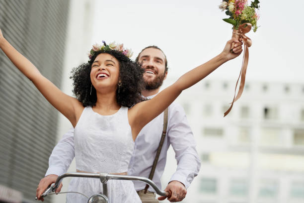 połączenie dwóch serc to jedna niesamowita przejażdżka - bride wedding freedom arms raised zdjęcia i obrazy z banku zdjęć