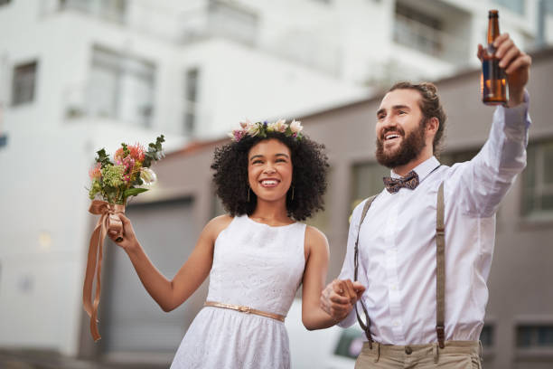 ich uśmiechy mówią wszystko - bride wedding freedom arms raised zdjęcia i obrazy z banku zdjęć