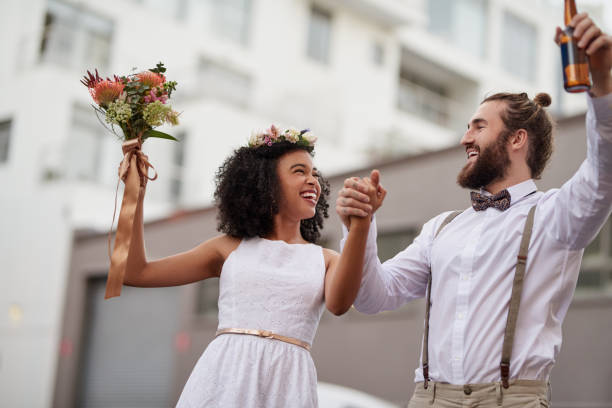 przyjęcie weselne dla dwojga! - bride wedding freedom arms raised zdjęcia i obrazy z banku zdjęć