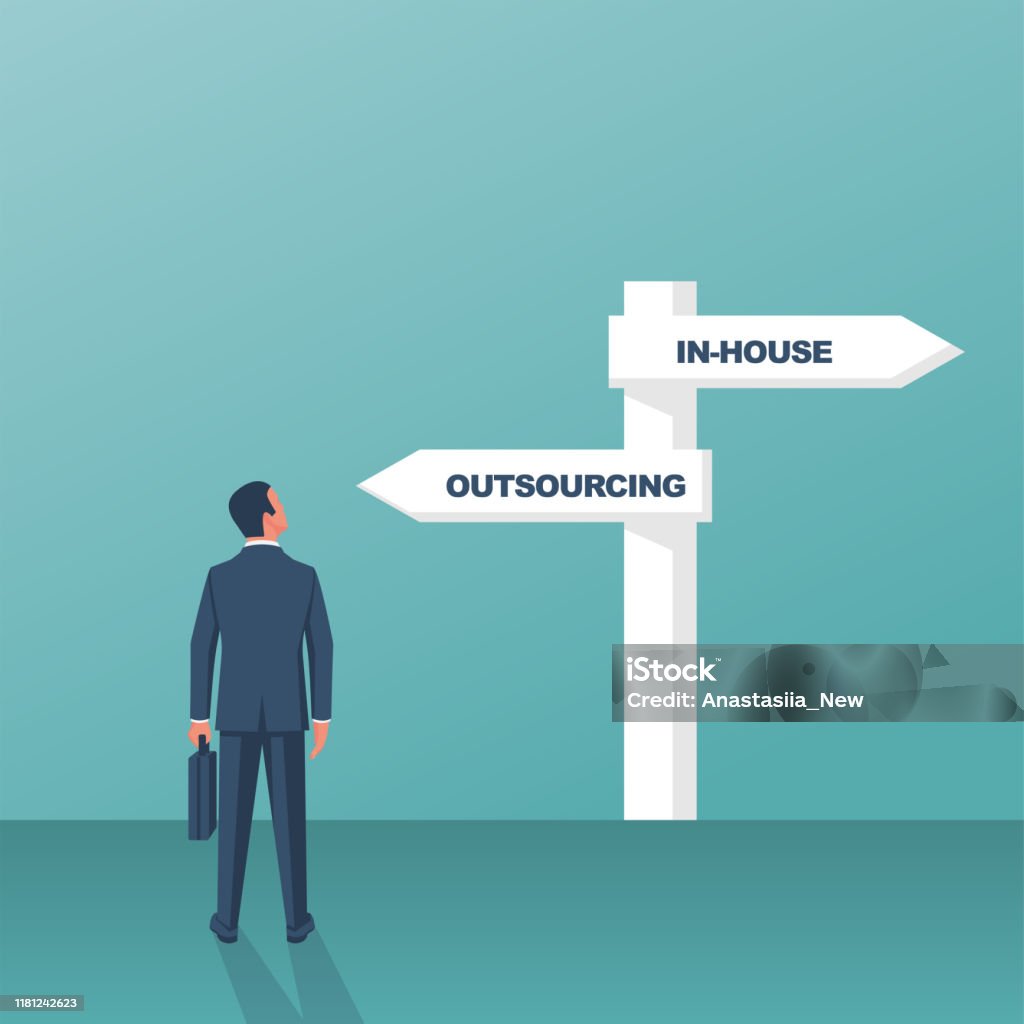 Auslagerung oder Inhouse - Wegweiser. Geschäftsmann vor einem Verkehrsschild. - Lizenzfrei Outsourcing Vektorgrafik Auslagerung oder Inhouse - Wegweiser. Geschäftsmann vor einem Verkehrsschild. - Lizenzfrei Outsourcing Vektorgrafik