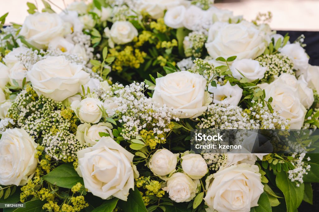 Decoraciones de guiladas y tumbas en una tienda de jardinería - Foto de stock de Funeral libre de derechos