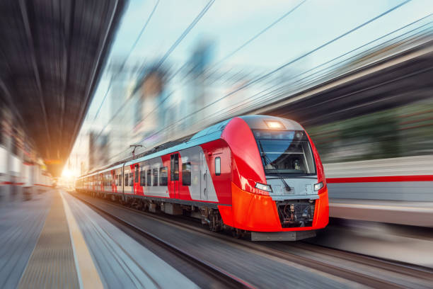 il treno passeggeri elettrico guida ad alta velocità tra il paesaggio urbano. - locomotiva foto e immagini stock