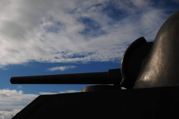 m 4 sherman panzerturm und geschütz zeigt in richtung des blauen himmels in der nähe von westkapelle, zeeland, niederlande - panzerdivision stock-fotos und bilder