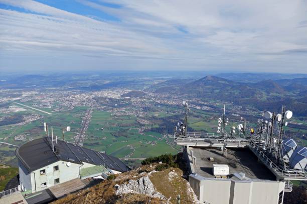 オーストリアのウンタースベルクからの眺め - high peaks audio ストックフォトと画像