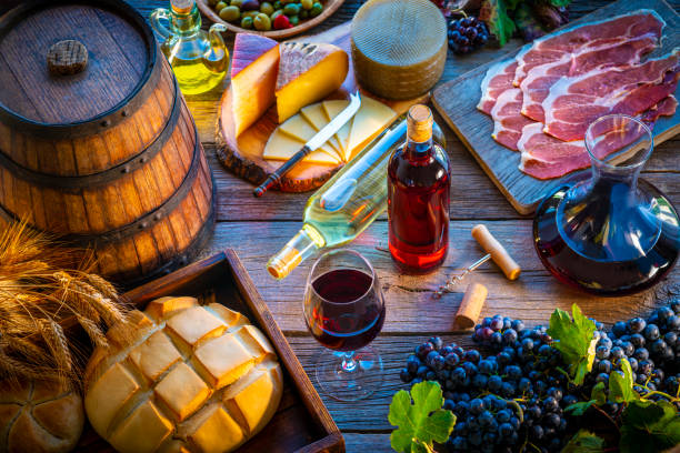 vino natura morta vino rosso bianco e rosa con cibo formaggio - alcohol wine barrel la rioja foto e immagini stock