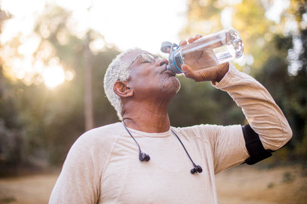 starszy black man wody pitnej - drinking men water bottle zdjęcia i obrazy z banku zdjęć