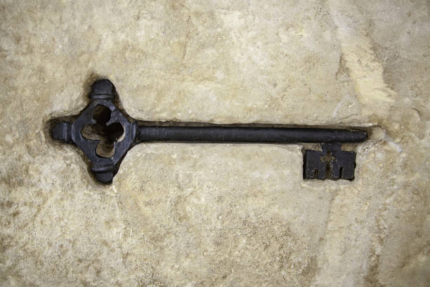 старый ржавый металлический ключ - isolated brass key macro стоковые фото и изображения