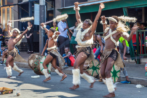 멜빌의 스트리트로피아에서 아프리카 전통 춤 - south africa africa zulu african culture 뉴스 사진 이미지