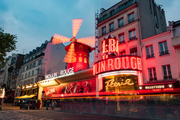 cabaret moulin rouge nella notte a parigi in francia - prostitution night horizontal outdoors foto e immagini stock