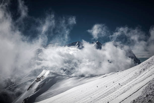 alpes suisses cloudscape suisse - switzerland mountain glacier european alps photos et images de collection