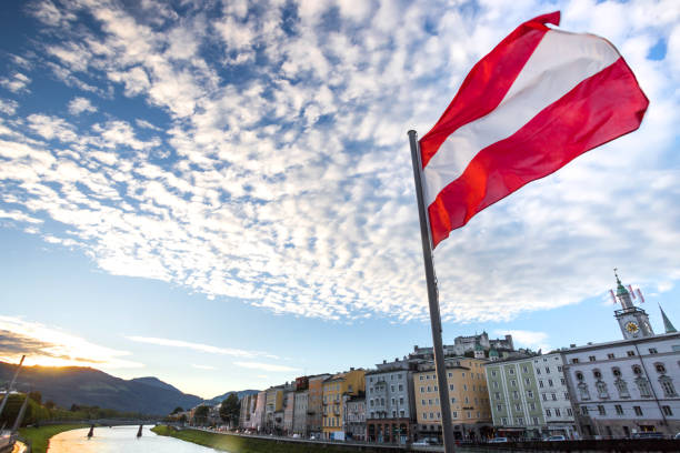 bandera austriaca sobre el paisaje histórico de la ciudad de salzburgo - austria fotografías e imágenes de stock