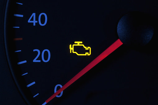 amarillo motor comprobar el icono del motor en el tablero del coche, fondo negro photo