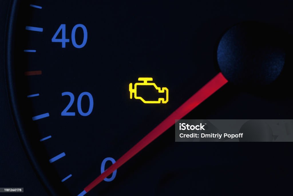 icona del motore giallo sul cruscotto dell'auto, sfondo nero - Foto stock royalty-free di Motore