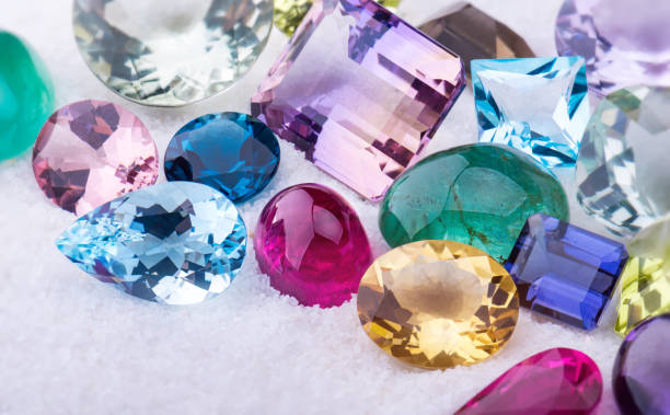 collezione mix colorato di gioielli pietre preziose. - sapphire gem topaz blue foto e immagini stock