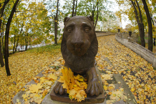 istock Autumn in the city park 1181268176