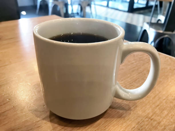 식당 테이블에서 커피 한 잔 - mobilestock coffee latté drink 뉴스 사진 이미지