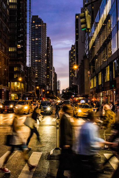 new york city - crossing - taxi new york city traffic busy foto e immagini stock