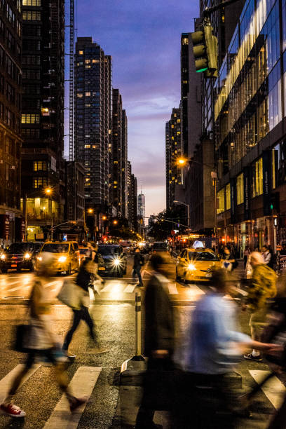 new york city - crossing - taxi new york city traffic busy imagens e fotografias de stock