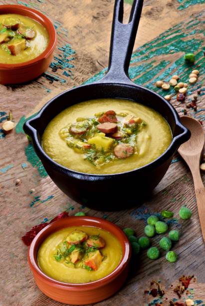 sopa de guisantes con salchichas ahumadas - yellow split pea soup fotografías e imágenes de stock