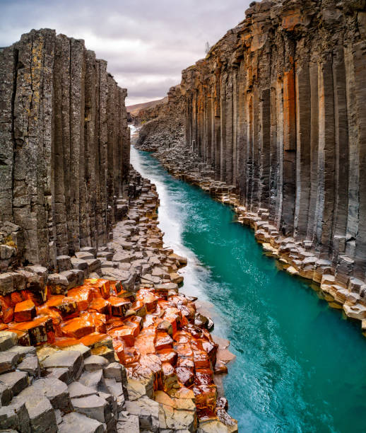 vista de tirar o fôlego da garganta do basalto de studlagil, islândia. - natural column - fotografias e filmes do acervo