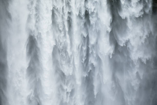 nah-uo des skogafoss wasserfalls in island - waterfall iceland landscape stream stock-fotos und bilder