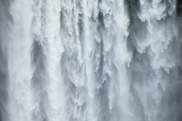 close-uo de la chute d'eau de skogafoss en islande - waterfall iceland landscape stream photos et images de collection