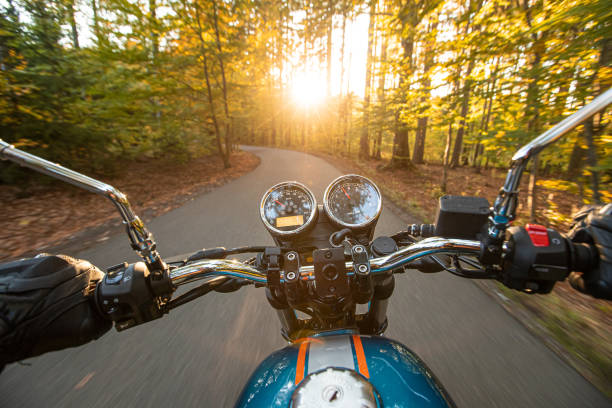 equitação do piloto de moto na estrada da montanha, curso a europa. - motorcycle handlebar road riding - fotografias e filmes do acervo