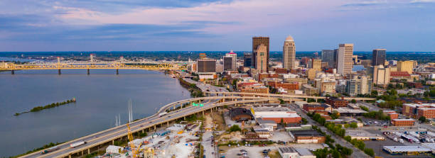 Perspectiva aérea sobre el centro de Louisville Kentucky en el río Ohio - foto de stock