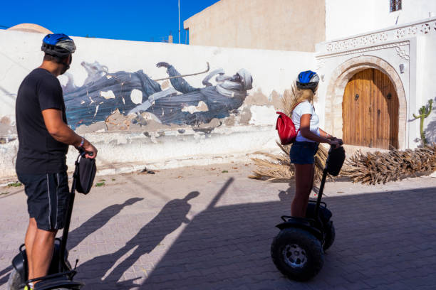 tunísia. djerba - graffiti paintings men walking - fotografias e filmes do acervo