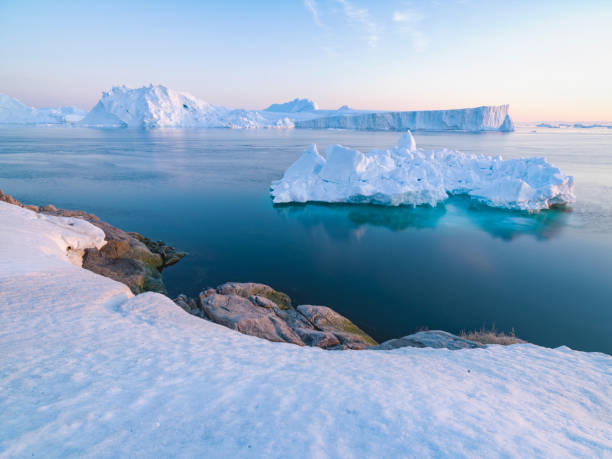 les icebergs fondent au pôle nord au groenland - aerial view greenland glacier scenics photos et images de collection