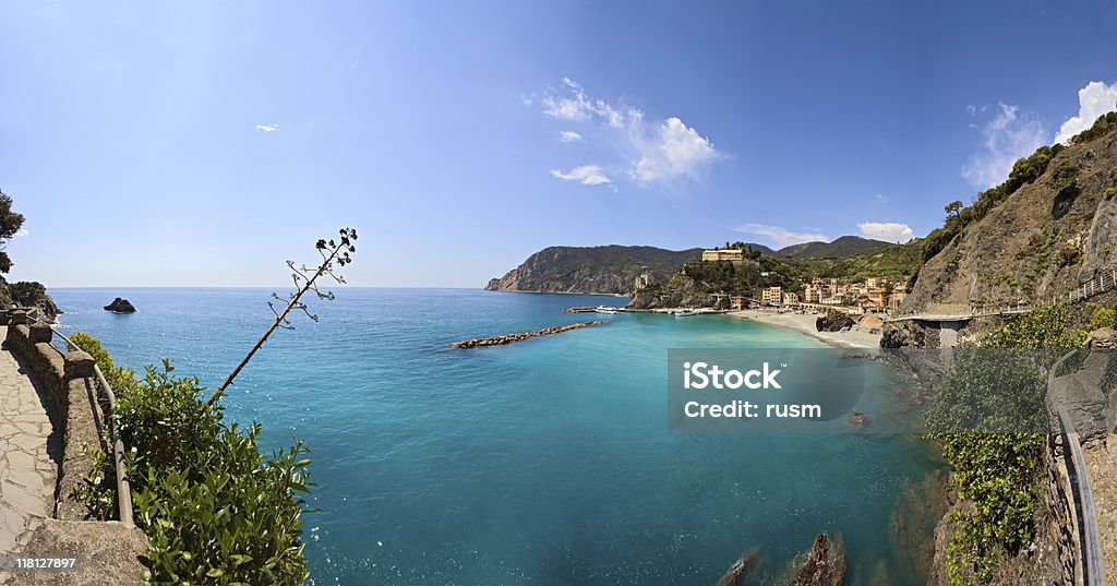 Море деревня панорама, Чинкве-Терре, Италия - Стоковые фото Tyrrhenian Sea роялти-фри