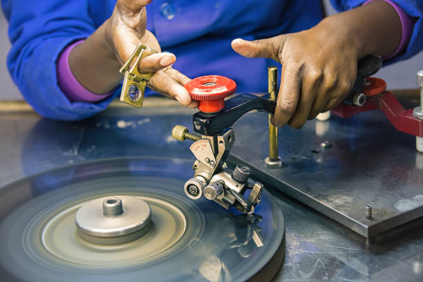 istock Machines to polish diamonds 1181279631