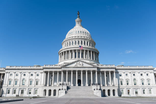 united states capitol - washington dc architecture nobody american flag imagens e fotografias de stock