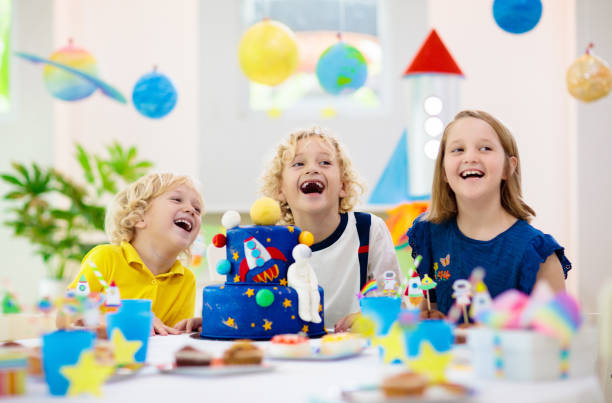 ケーキと子供のスペーステーマの誕生日パーティー。 - birthday family party cake ストックフォトと画像