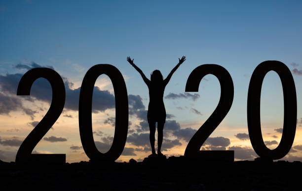 mulher que aprecia no monte ao comemorar o ano novo 2020 - new years day new years eve new year ethnic - fotografias e filmes do acervo